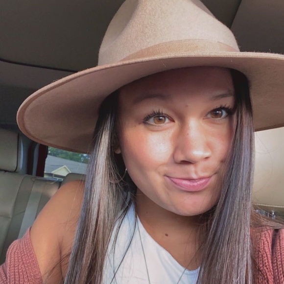 Meet your Posher, Carlena - Picture 1 of 1